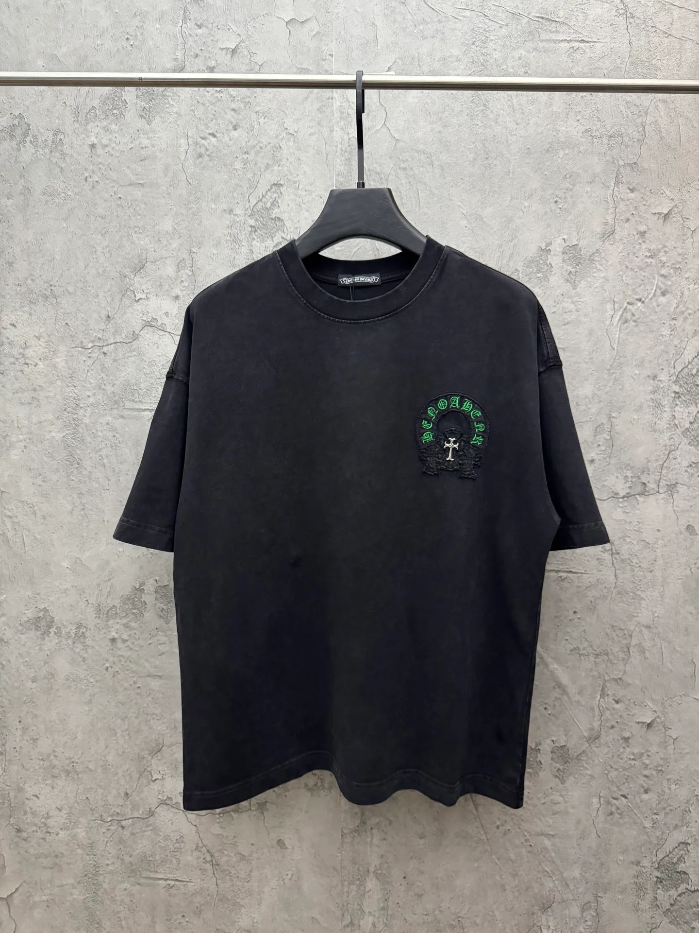 P240 top version, real shot without P, ​​different from market currency) 𝗖𝗵𝗿𝗼𝗺𝗲 𝗛𝗲𝗮𝗿𝘁𝘀/Croxin 2026 spring new original single counter American washed patch embroidered couple short sleeves 👑The highest version! Customized fabric 320 grams, washed and fried. Best-selling model at the counter. Very comfortable to wear. Accessories: Original molded and authenticated collar label➕100% silk wash label. Genuine purchase-grade original hangtag➕matching hanging rope➕3D hanging beads➕original packaging bag. Craftsmanship: The original version has consistent wiring! The highest version of the armhole matching technique! Color: Gray Black Size: S M L XL Style No.: 6601